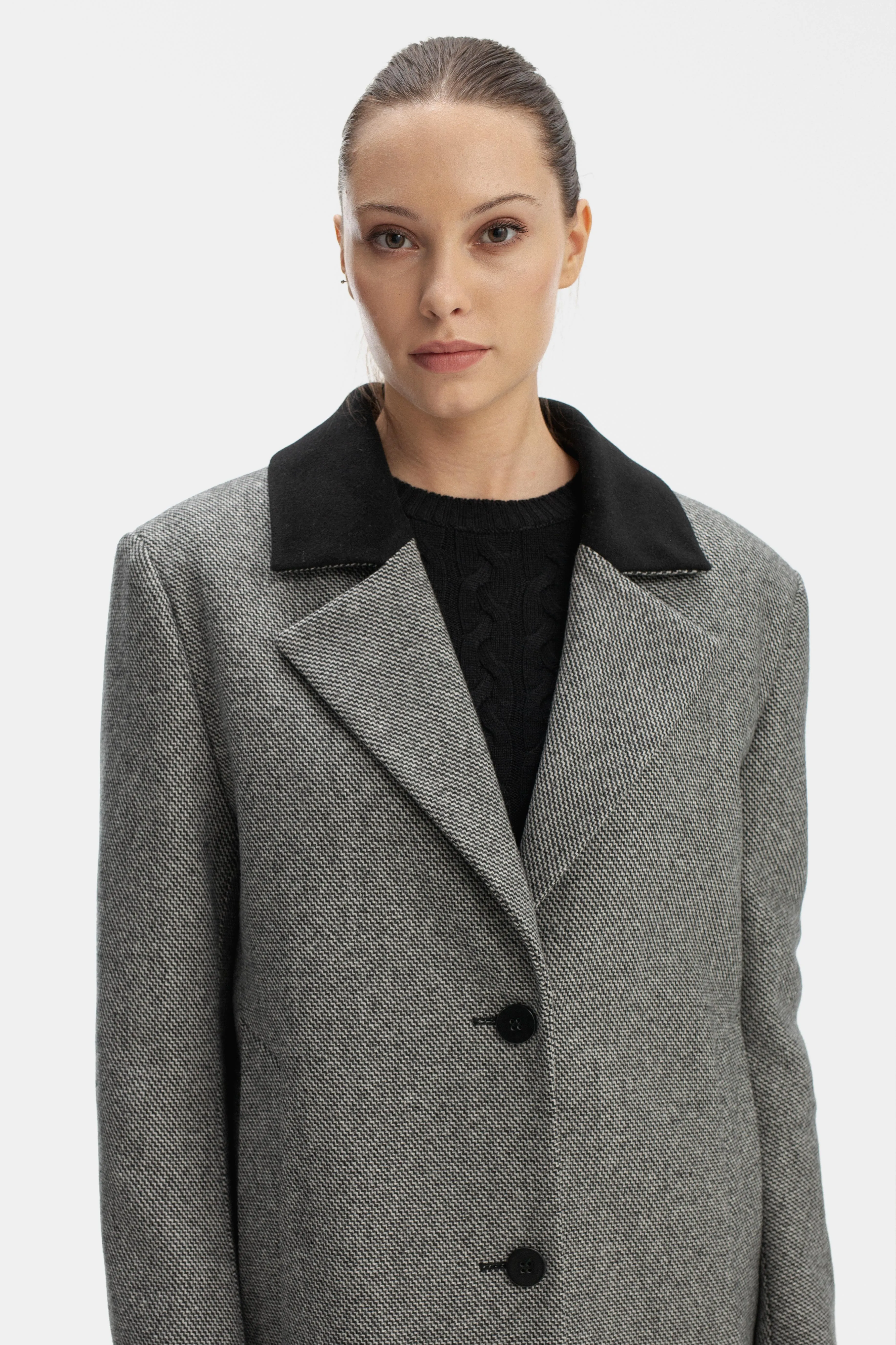 TAILORED GREY COAT WITH BROAD SHOULDERS