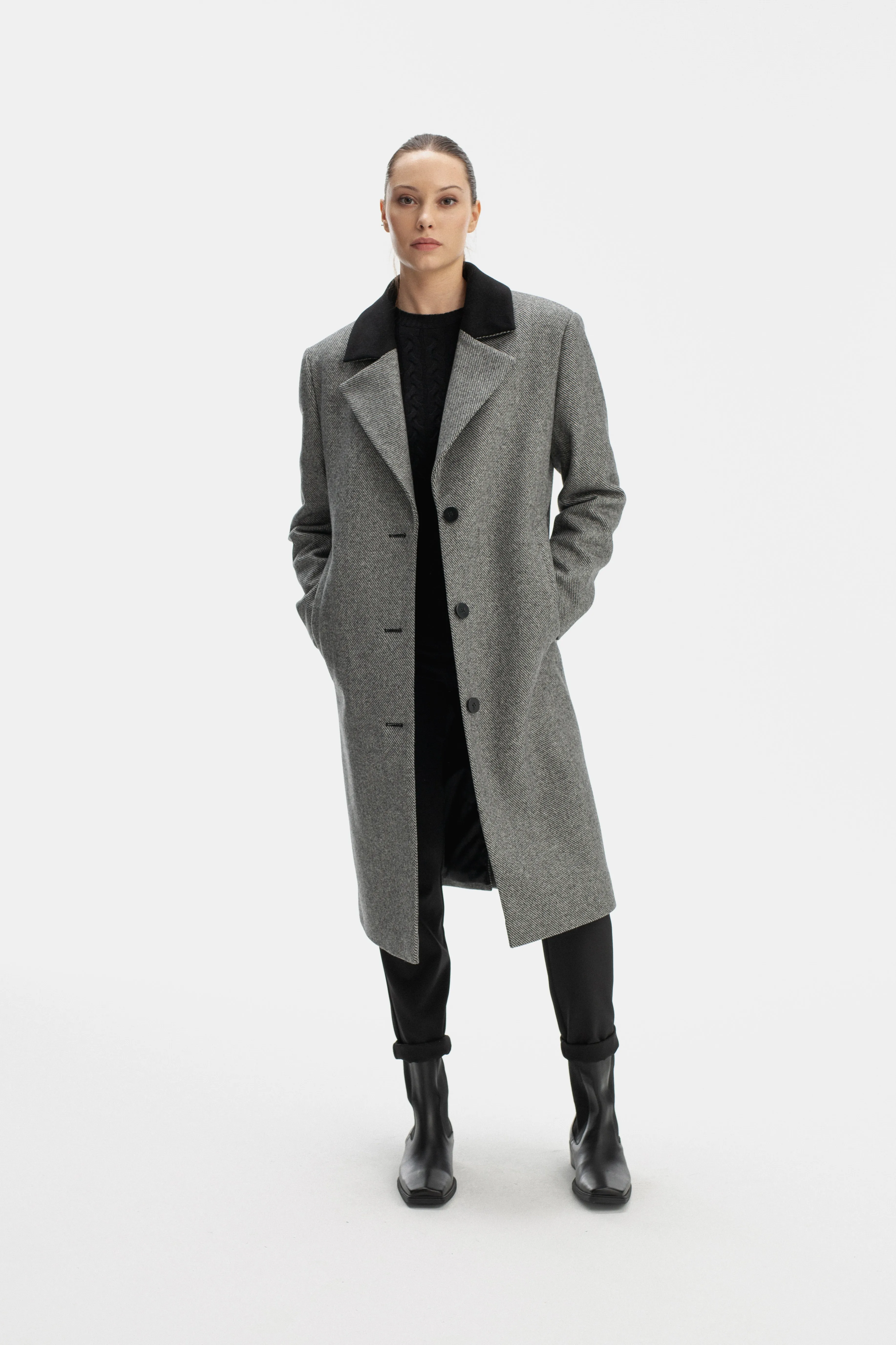 TAILORED GREY COAT WITH BROAD SHOULDERS