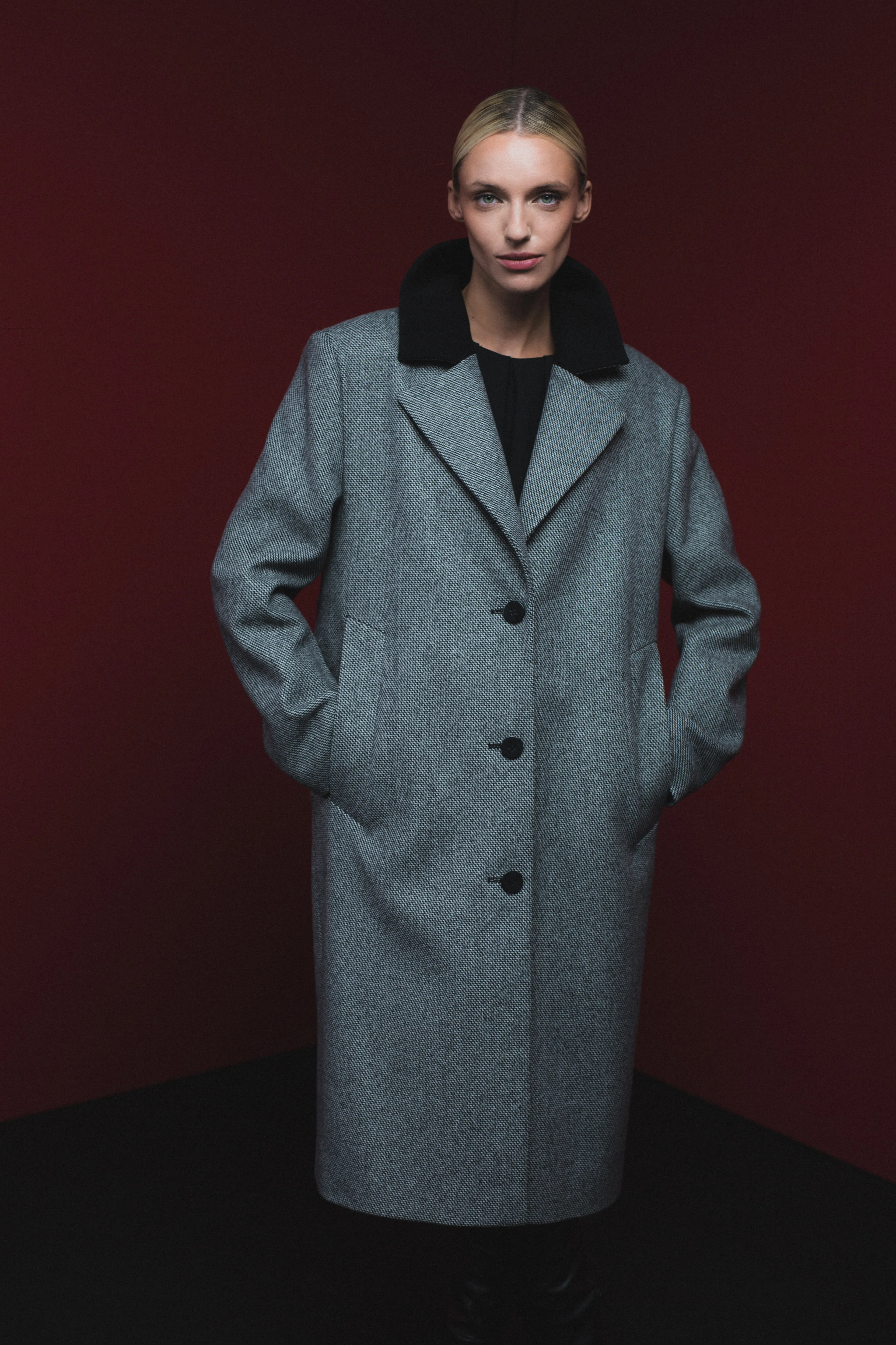 TAILORED GREY COAT WITH BROAD SHOULDERS