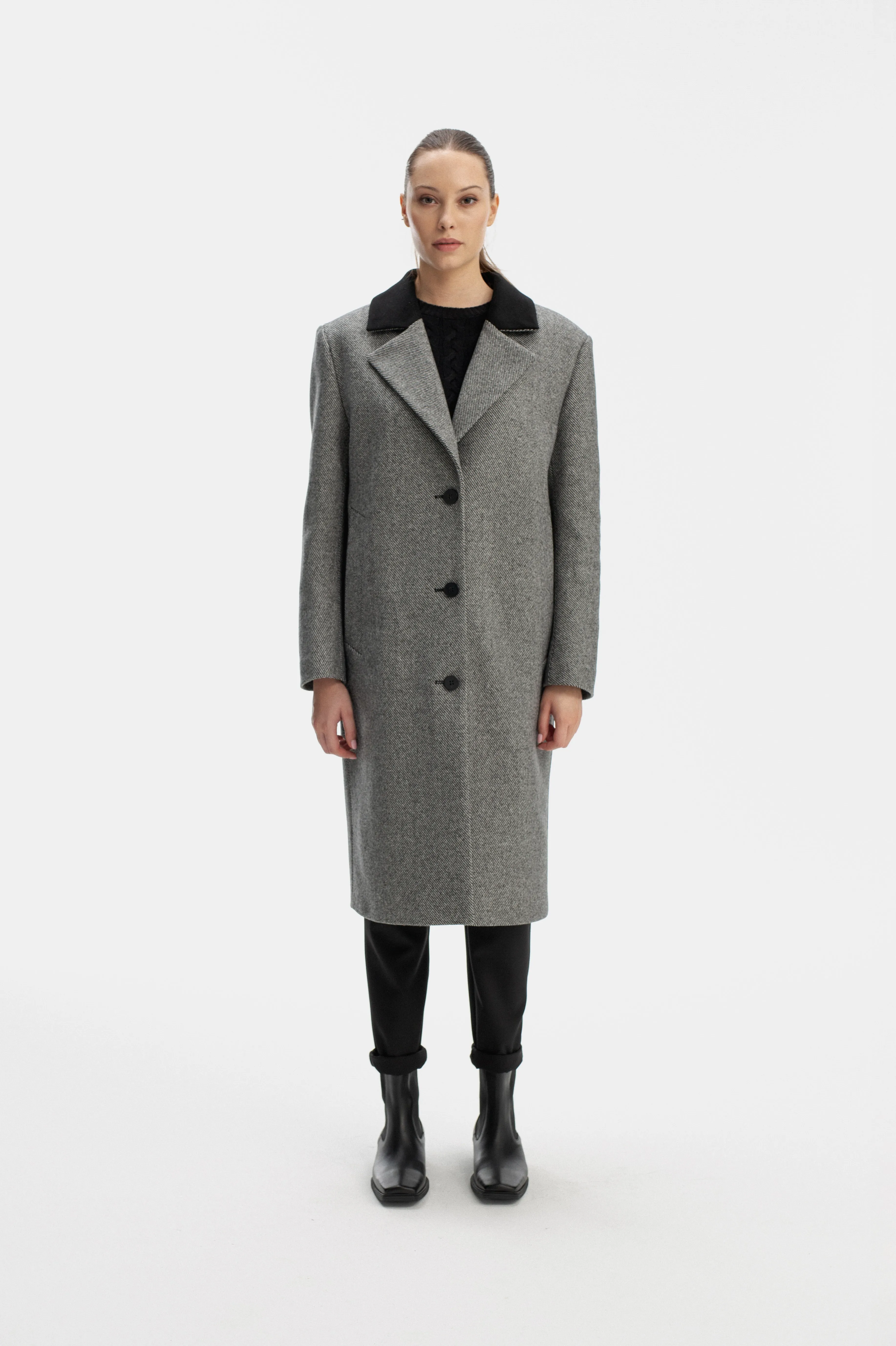 TAILORED GREY COAT WITH BROAD SHOULDERS