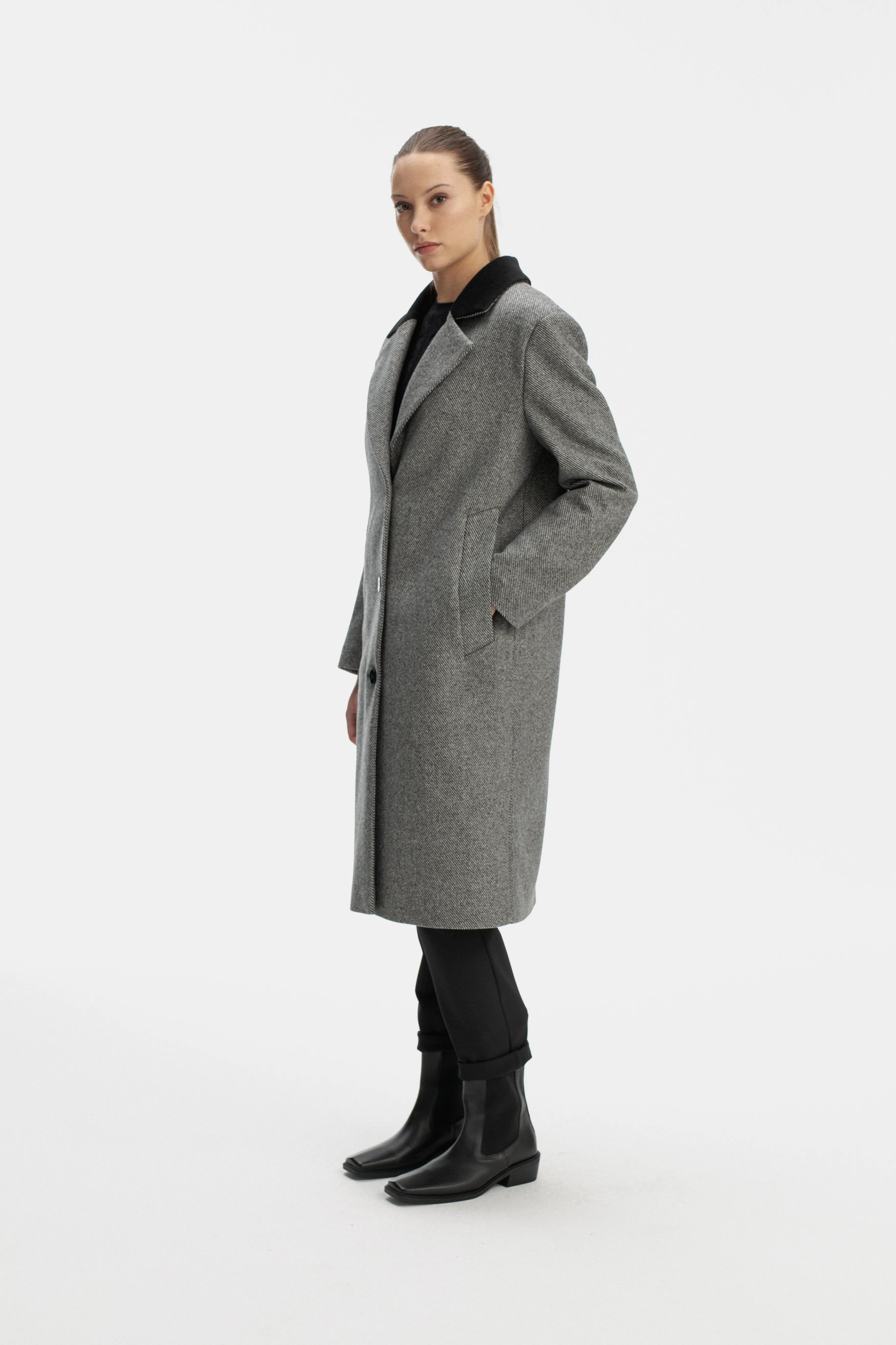 TAILORED GREY COAT WITH BROAD SHOULDERS